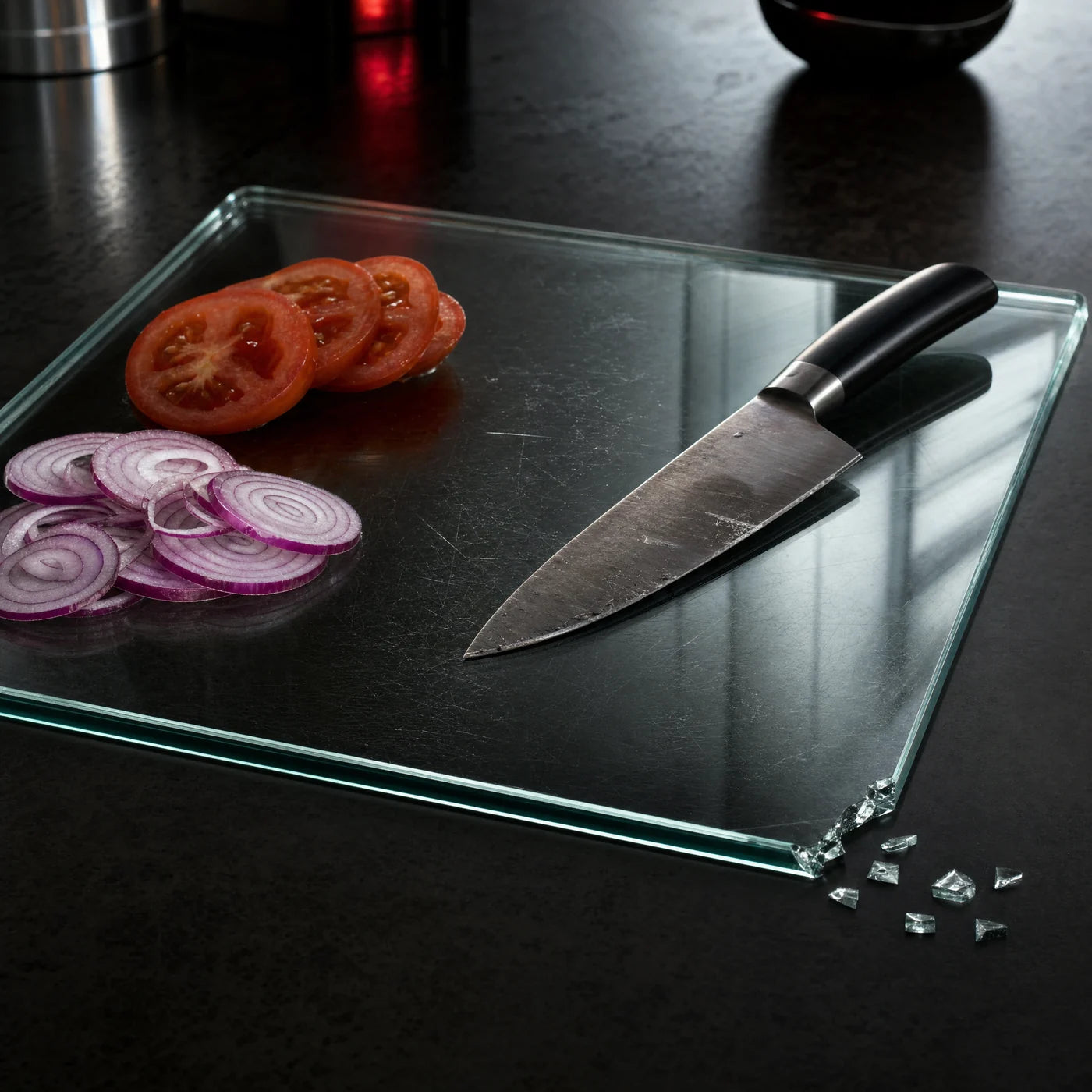 Planche en verre dure avec couteau et coin ébréché
