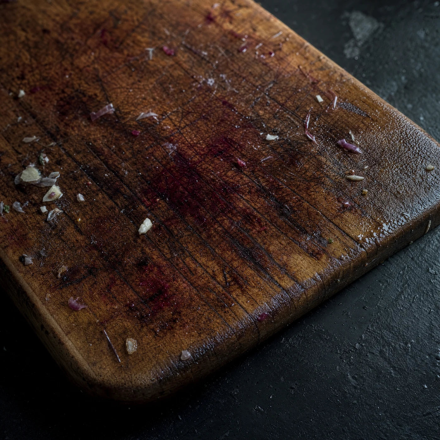 Planche en bois humide tachée avec rainures profondes