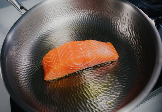 Pavé de saumon dans une poêle MIJOTA