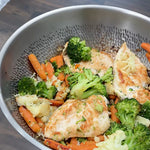 Saumon et légumes cuits dans une poêle