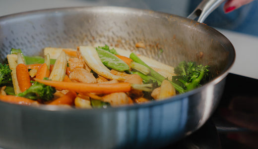 Poêle MIJOTA en titane utilisée dans une cuisine