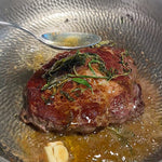 Pièce de viande saisie dans une poêle