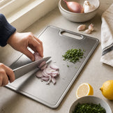 Préparation réelle sur la planche titane MIJOTA avec herbes, échalote et citron