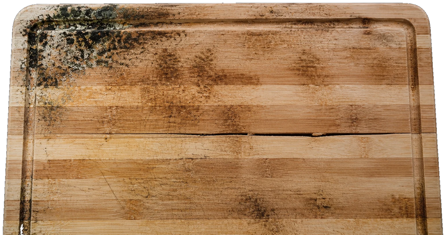 Planche en bambou tachée avec moisissure dans les rainures et fente de séchage
