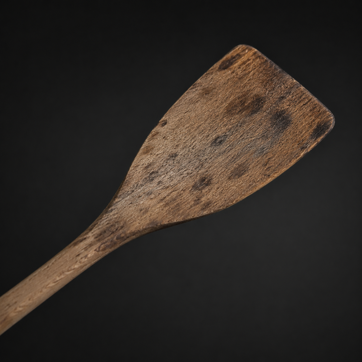 Cuillère en bois tachée et marquée par l'usage