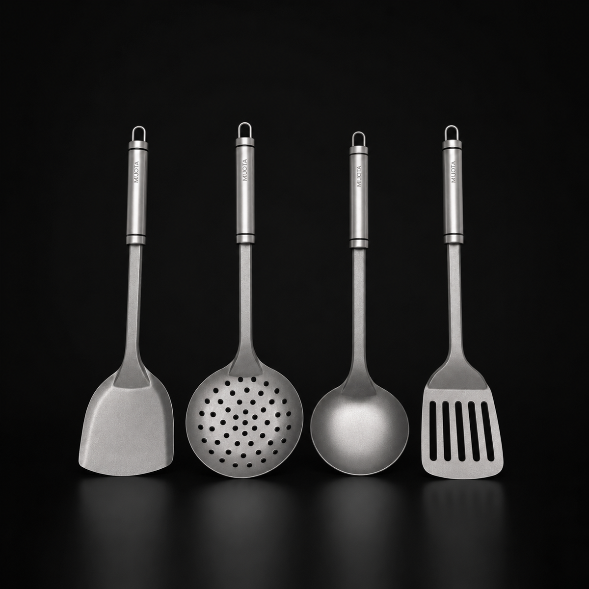 Set d'ustensiles en titane MIJOTA sur fond noir