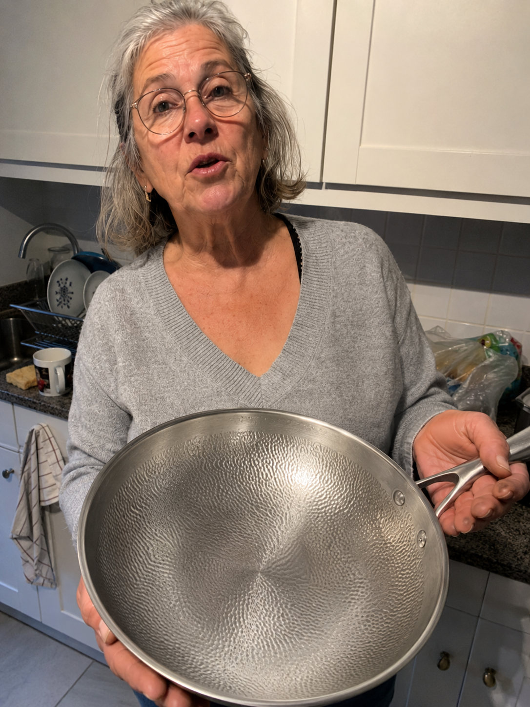 Cliente présentant son wok MIJOTA dans sa cuisine