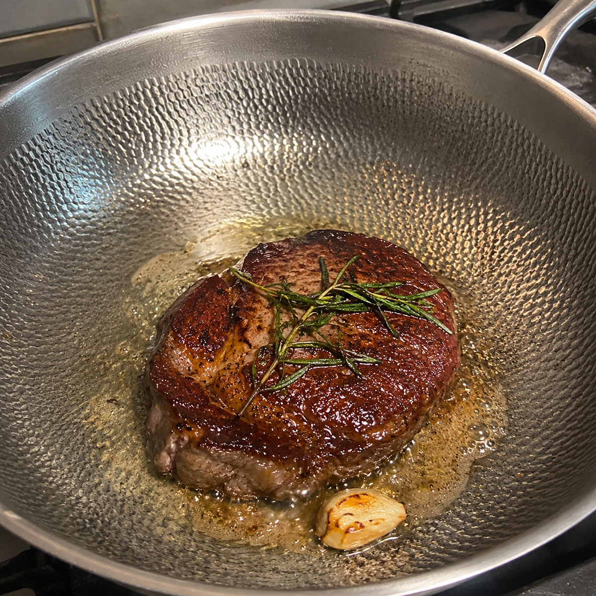 Viande saisie dans le wok MIJOTA en titane martelé