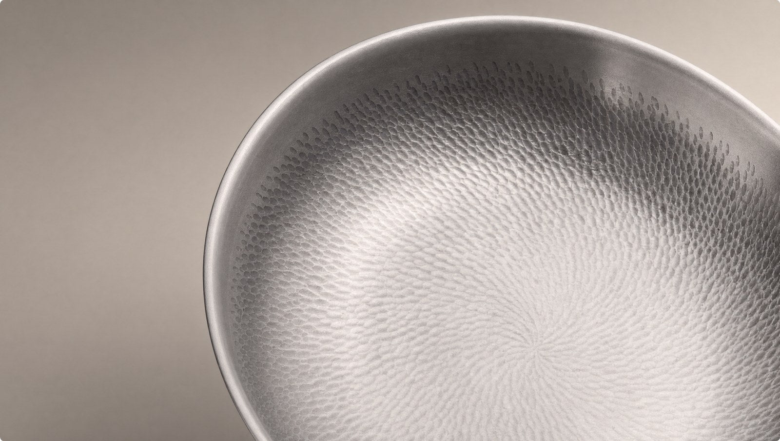 Surface intérieure martelée du wok MIJOTA en titane