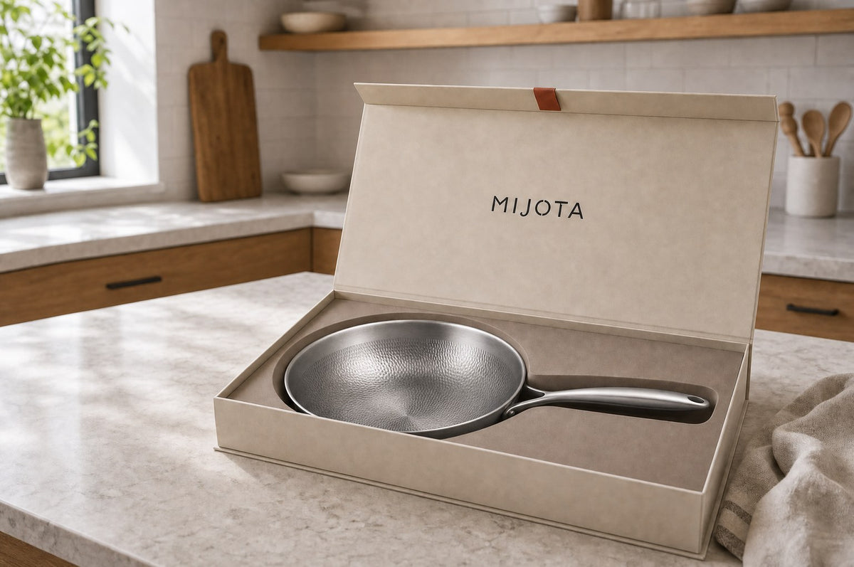 Wok MIJOTA dans son packaging premium, posé dans une cuisine française